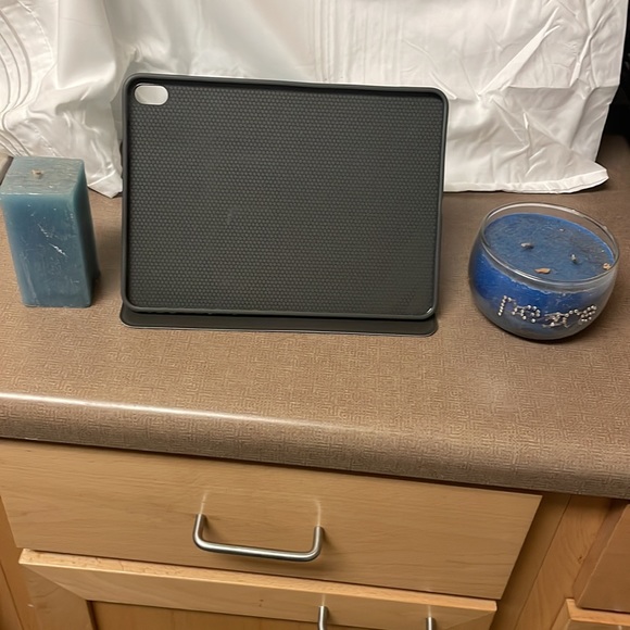 NWT Apple iPad cover, 5th generation 2020-2022. Never been used. Fits 10.9 inch. - Picture 11 of 16